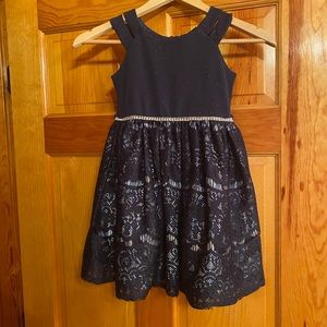 Girls size 6 formal dress. Used once for a wedding. Has ties in the back